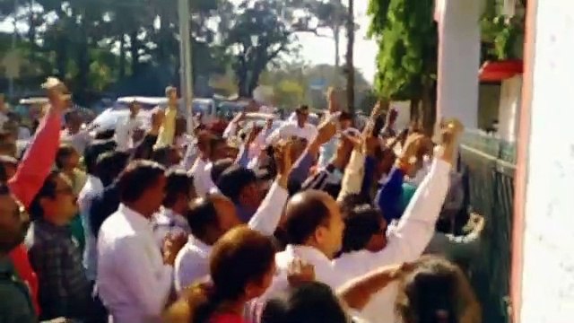 परीक्षा सिर पर है, लेकिन शिक्षक हड़ताल कर अपनी मांग कर रहे हैं पूरी