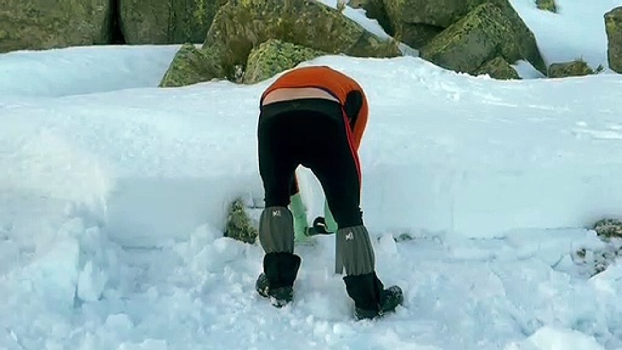 Así se construye un iglú en las Lagunas de Neila (Burgos)