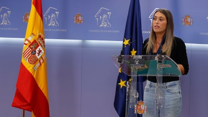 La portavoz de JuntsxCAT aparta la bandera española en el Congreso