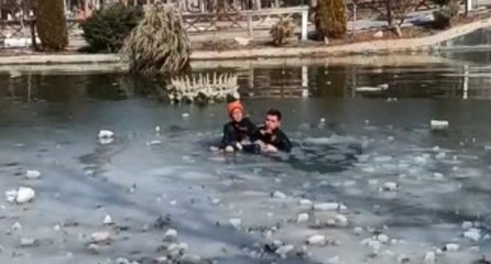 Buz tutan gölete düşen depremzede çocuğu polis kurtardı