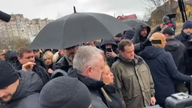 Meloni a Bucha, l'omaggio alle fosse comuni delle vittime