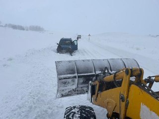 VAN'DA ARAÇLAR, KARLI YOLLARDA GİDEMEDİ; MAHSUR KALAN 20 KİŞİ KURTARILDI