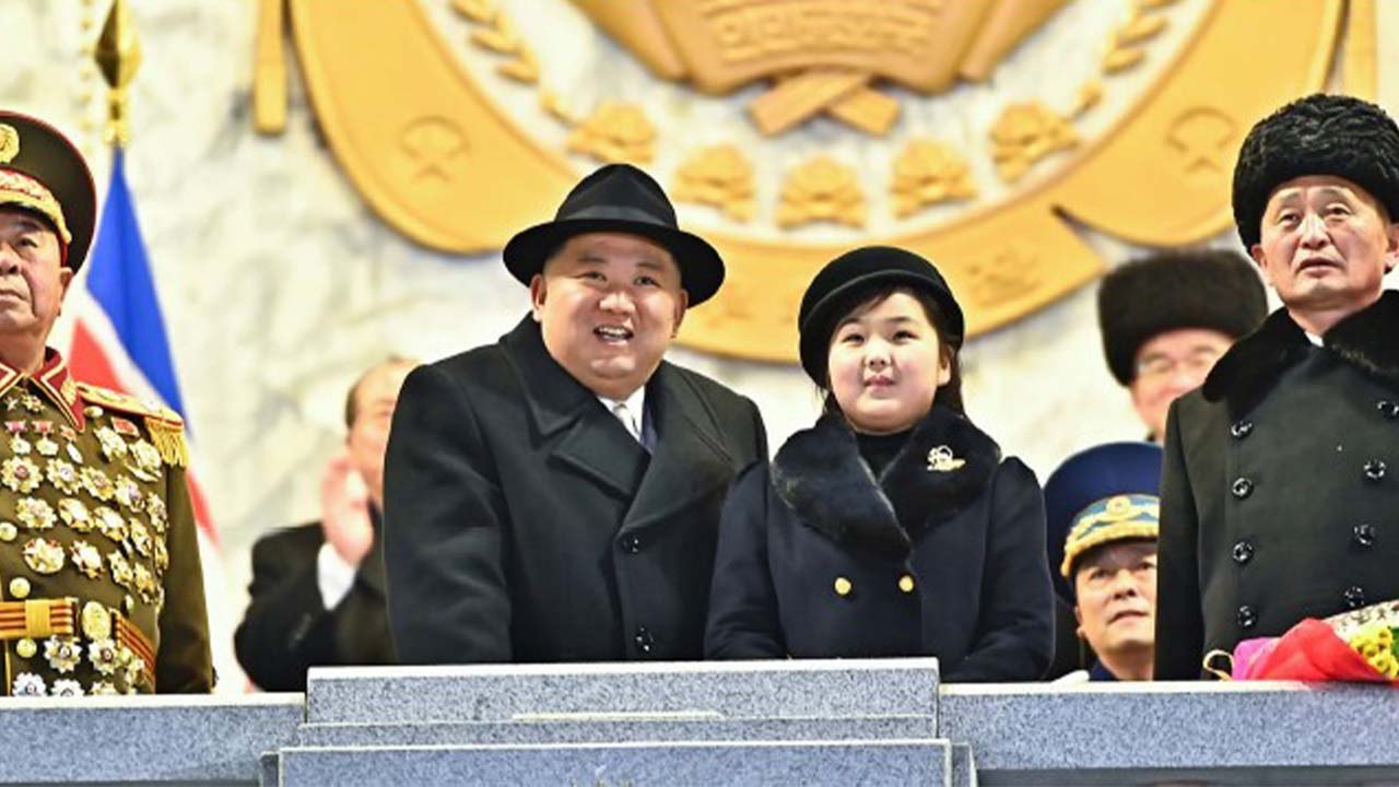 北, 열병식 사진첩에 김정은 딸 김주애 존재감 부각 / YTN