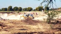 चरागाह भूमि से मिट्टी खुदवा रहा ठेकेदार, क्षेत्र के लोगों ने की प्रभावी कार्रवाई की मांग