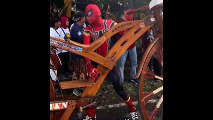 Warga 62 lucu Spiderman naik sepeda