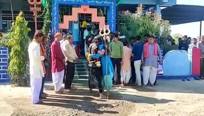 धधकते अंगारों पर आस्था और विश्वास से चले महिला-पुरुष