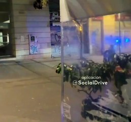 Un joven huye de la policía en patinete en el barrio de Sant Andreu de Barcelona