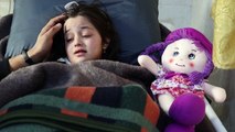 شام طفلة سورية نجت من الزلزال لتُهدد متلازمة الهرس ساقيها