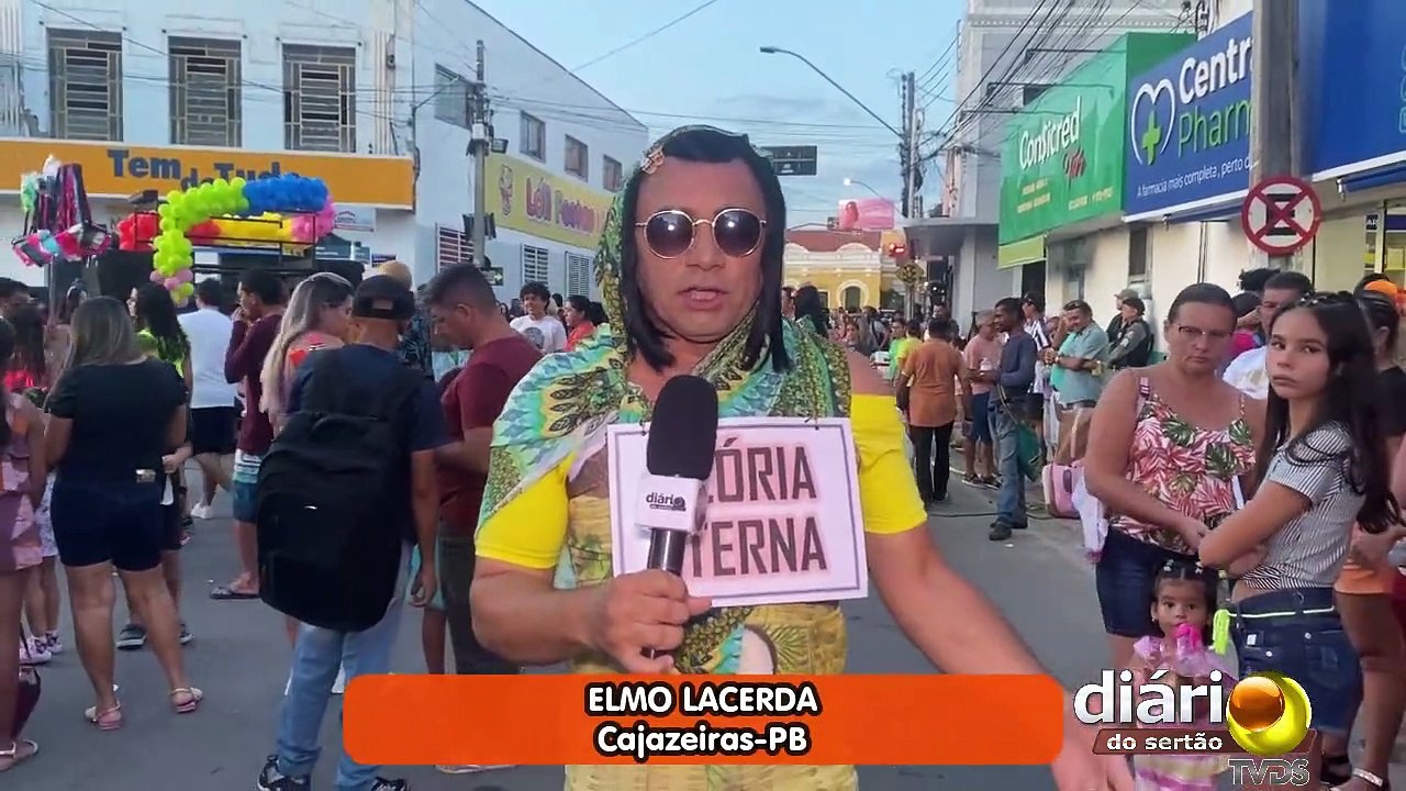 Com muita irreverência, o Bloco das Virgens arrasta multidão para o Corredor da Folia, em Cajazeiras