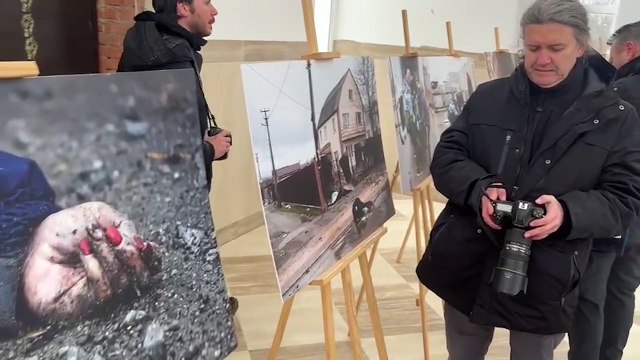 A Bucha la mostra fotografica sui bombardamenti allestita nella chiesa Ortodossa di Sant'Andrea