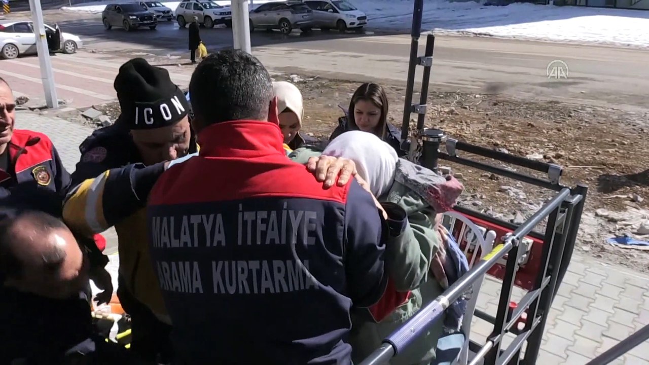 Ağır hasarlı binada tam 16 gün! Yatağa bağımlı kadın ve oğlu vinçle kurtarıldı