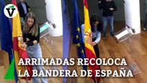 Inés Arrimadas recoloca la bandera de España que molestaba a la diputada de Junts Miriam Nogueras