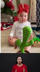 ekspresi lucu bayi dengan boneka katus