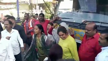 सड़क पर लगाते हैं दुकान, कार्रवाई हुई तो खड़ा कर दिया हंगामा