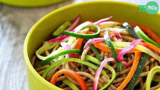 Spaghettis à l'épeautre et filaments de légumes