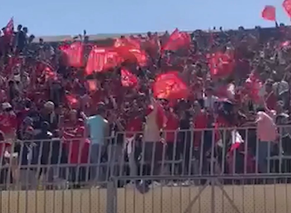 شاهد كيف استقبلت جماهير الأهلي نجوم الفريق قبل مواجهة أسوان