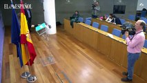 Míriam Noguera (Junts) quita la bandera de España en su rueda de prensa