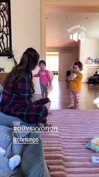 Τανιμανίδης: Η Μπόμπα συζητάει με τις δίδυμες και ο περήφανος μπαμπάς απαθανατίζει τη στιγμή!