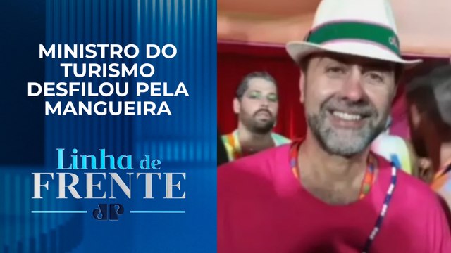 De olho na folia, Marcelo Freixo ignora fortes chuvas e desfila no Carnaval do Rio de Janeiro