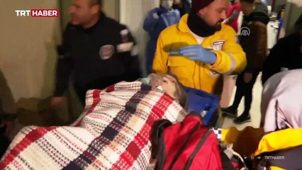 Kızı ve torunu için yoğun bakım ve enkaz arasında mekik dokuyor