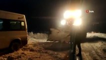 Muradiye'de yolda mahsur kalanların imdadına karla mücadele ekipleri yetişti