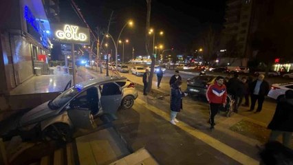 Alkollü sürücü önce otomobile çarptı, sonra site girişine uçtu