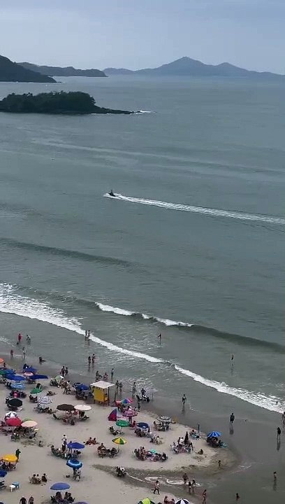 "Dinossauro" é flagrado pilotando moto aquática em Balneário Camboriú