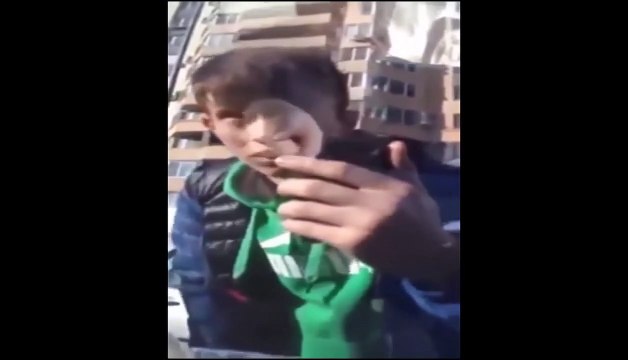 Une fille gare une voiture et rentre dans 17 autres sur un Parking en Russie