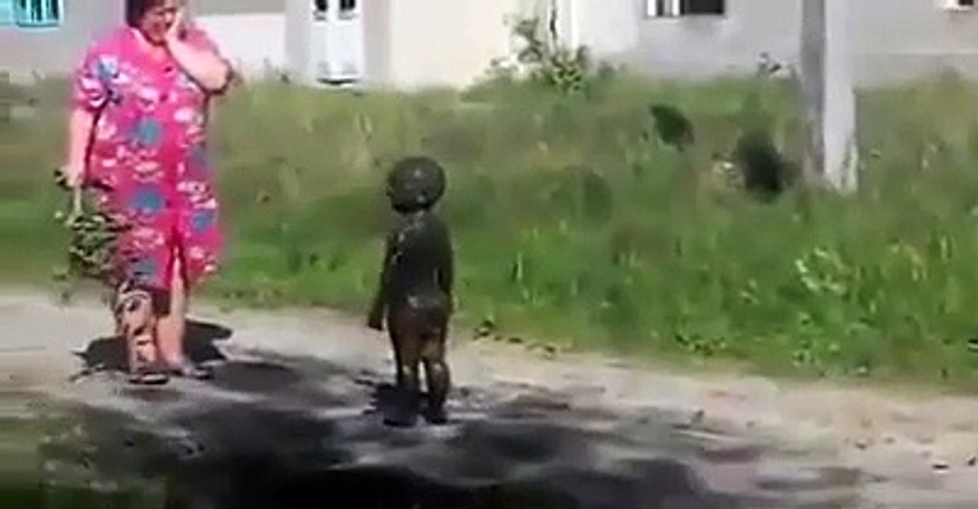 Cette maman retrouve ses enfants en train de jouer... dans une flaque de boue