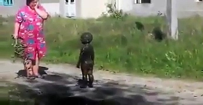 Cette maman retrouve ses enfants en train de jouer... dans une flaque de boue