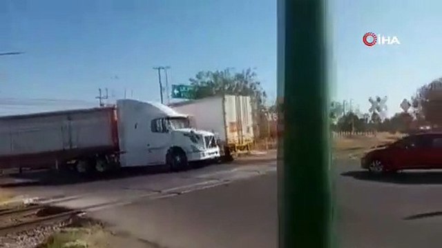 Korkunç kaza! Trenin tırı biçtiği anlar anbean kaydedildi