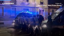 Corteo a Firenze, petardi e fumogeni contro la polizia