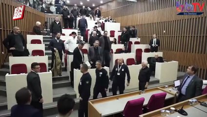 Скачать видео: Bolu Belediyesi'nde AK Partili meclis üyesi Hacer Çınar, belediye başkanı Tanju Özcan'a su şişeleri fırlattı