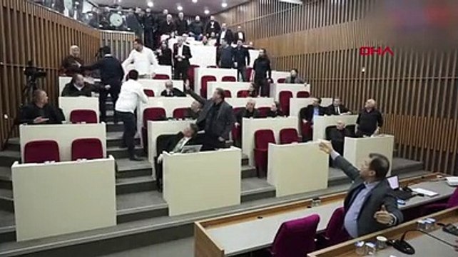 AKP'li meclis üyesi, Tanju Özcan'a su şişesi fırlattı