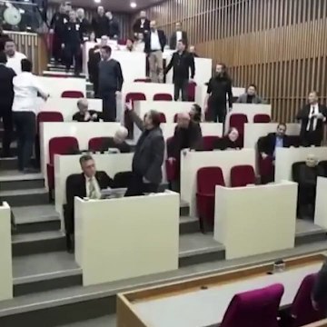 Belediye Meclisinde kavga! Şişeler havada uçuştu