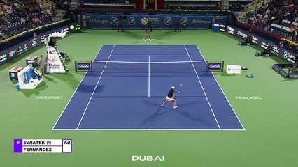Swiatek brushes aside Fernandez in Dubai