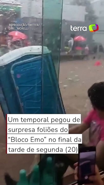 Siga o @terrabrasil | Os foliões que participavam do “Bloco Emo” em São Paulo, no fim da tarde de segunda (20), viveram cenas caóticas no fim da festa. Uma chuva torrencial causou uma enxurrada que arrastou até os banheiros químicos.