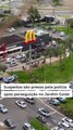 Ao menos três pessoas foram detidas pela Polícia Militar. O caso aconteceu por volta das 16h40 da tarde desta terça-feira nas proximidades de um shopping no Jardim Goiás. Segundo relatos de moradores ao Mais Goiás, foram ouvidos vários disparos de arma de