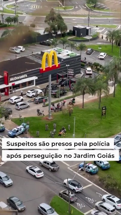 Ao menos três pessoas foram detidas pela Polícia Militar. O caso aconteceu por volta das 16h40 da tarde desta terça-feira nas proximidades de um shopping no Jardim Goiás. Segundo relatos de moradores ao Mais Goiás, foram ouvidos vários disparos de arma de