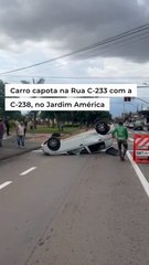 Um carro capotou há pouco no Rua C-233 com a C-238, no Jardim América. Não há informações de feridos.