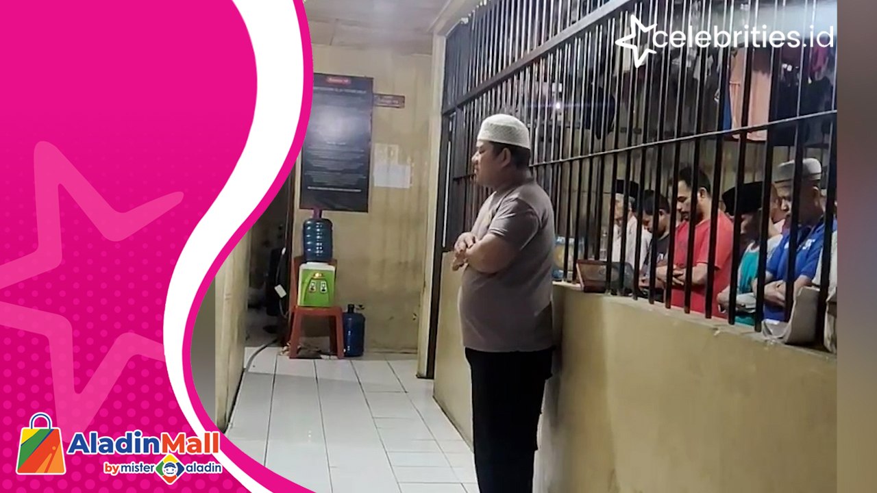 Viral! Polisi Jadi Imam Salat Berjamaah Bersama Tahanan dalam Penjara, Lantunan Ayat Suci Alquran Terdengar Merdu