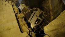 İzmir'de hafif ticari araç dereye uçtu, 2 kişi hafif yaralandı