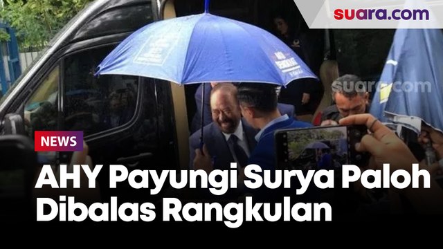 Momen Hangat Pertemuan 'Om dan Ponakan': AHY Payungi Surya Paloh Dibalas Rangkulan