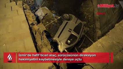 İzmir’de hafif ticari araç dereye uçtu