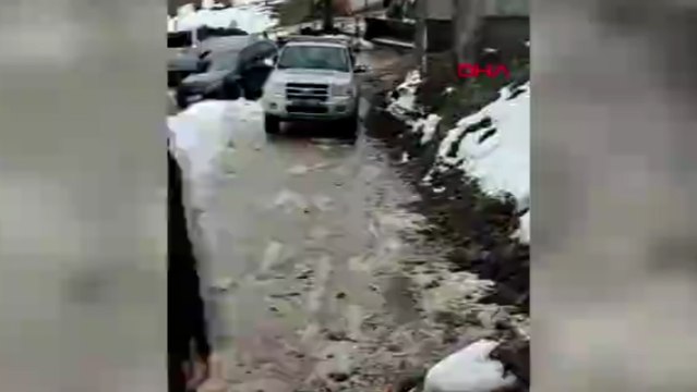 Yamaçtan kopan kaya evin duvarını yıktı