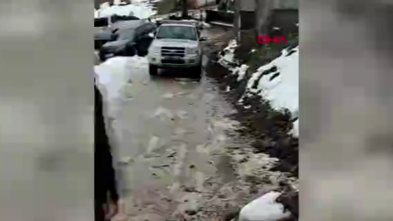 Yamaçtan kopan kaya evin duvarını yıktı