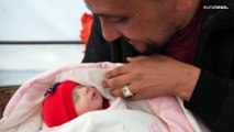 شاهد: الرضيعة السورية التي ولدت تحت أنقاض منزلها تغادر المستشفى بعد تبنّيها