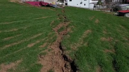 Depremde oluşan yarık Çiğli Mahallesi'ni ikiye böldü