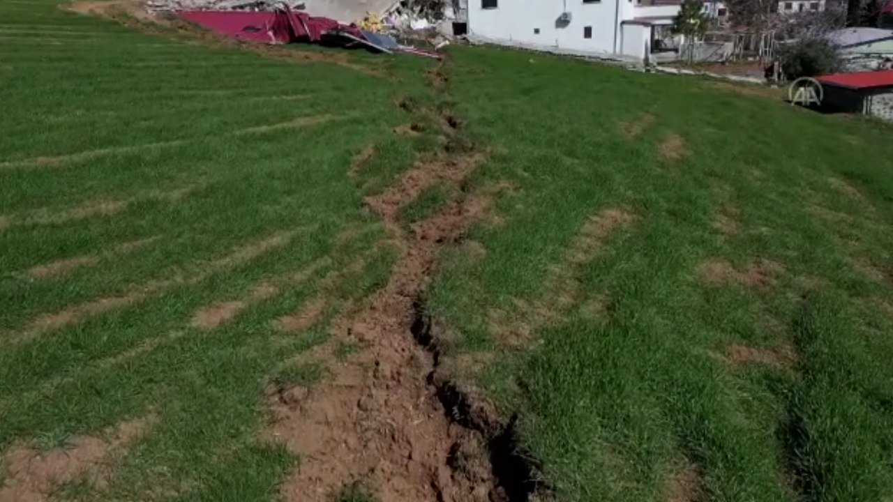 Depremde oluşan yarık Çiğli Mahallesi'ni ikiye böldü