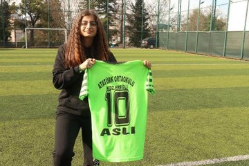 ASLI ECREN, ŞAMPİYONADA GİYDİĞİ FORMASINI DEPREMZEDELER İÇİN 24,5 BİN LİRAYA SATTI